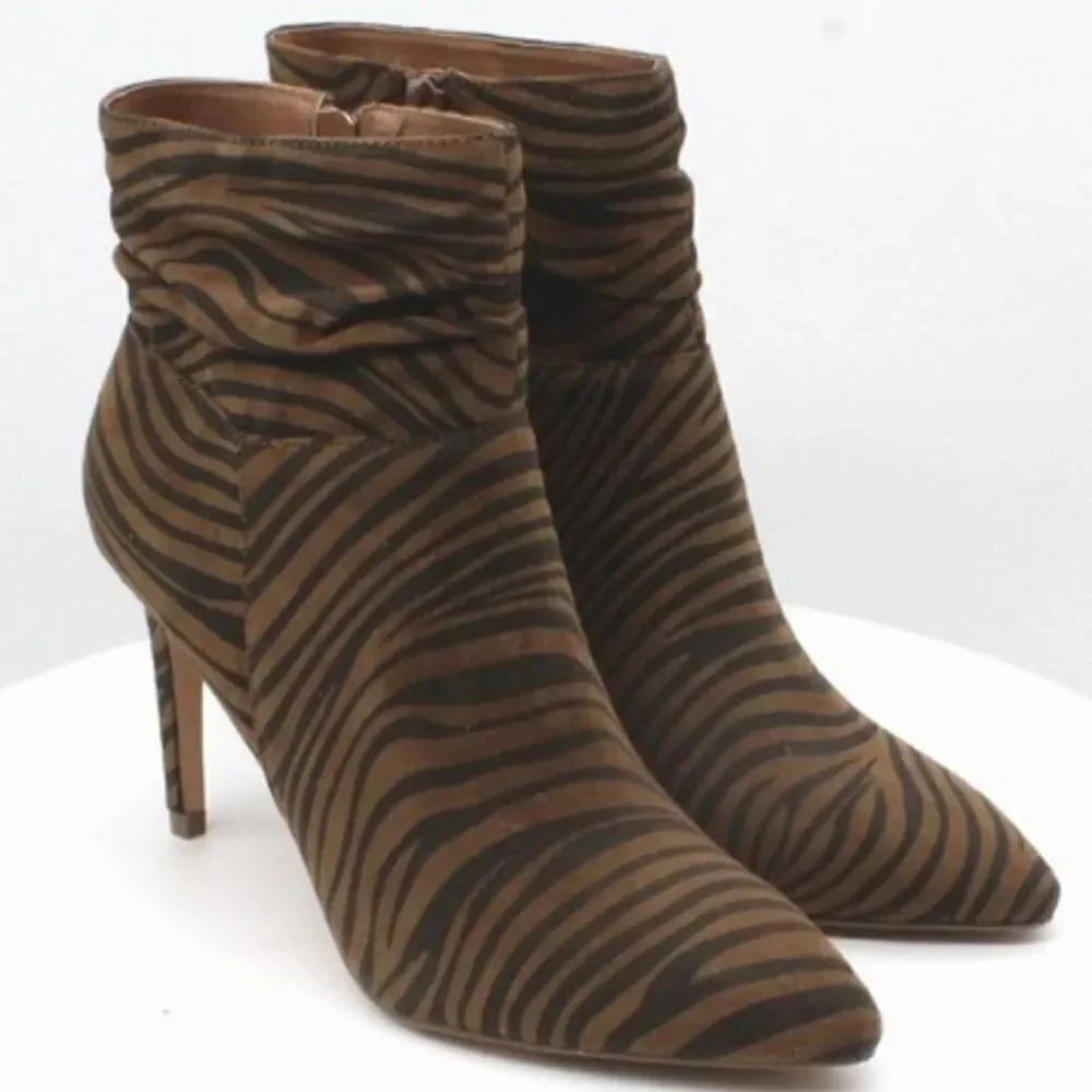 NWT XOXO Brown Black Zebra Print astillero Slouchy Pointed Toe Suede Ankle Boots
